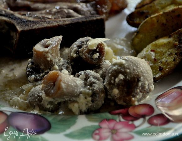 Накрыть горшочки  крышками из теста или просто крышкой и запекать в предварительной разогретой духовке при тем-ре 180-200гр.до готовности.