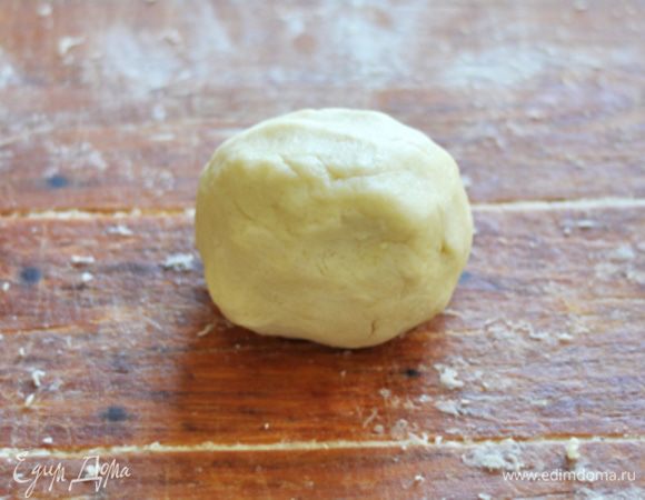 Далее быстро размять руками до получения однородной массы. Завернуть в целлофан и убрать на 30 мин в холодильник.