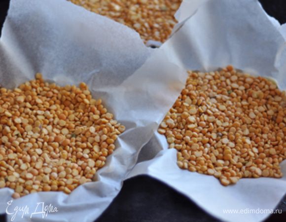 Тесто выложить в формы. Поставить в холодильник на 30 мин. Затем застелить  пергаментом.Всыпать сухую фасоль или горох и поставить в разогретую до 180*С духовку на 15 мин.Затем удалить горох и пергамент и вернуть форму в духовку еще на 7 мин.