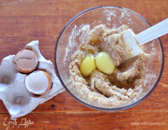 Вишню помыть. Миндаль измельчить блендером в мелкую крошку, но не в муку. Масло растереть с сахаром, добавить миндаль и яйца, хорошо перемешать.