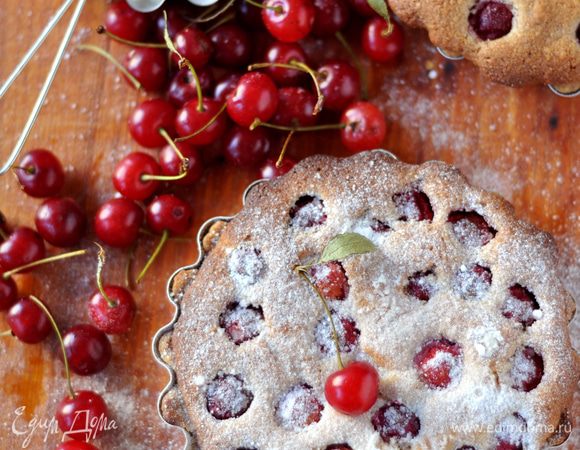 Влить в формочки с тестом миндальную пасту, сверху разложить вишню.И еще в духовку на полного их приготовления.
   Готовые тарталетки посыпать сахарной пудрой.
Приятного чаепития!
