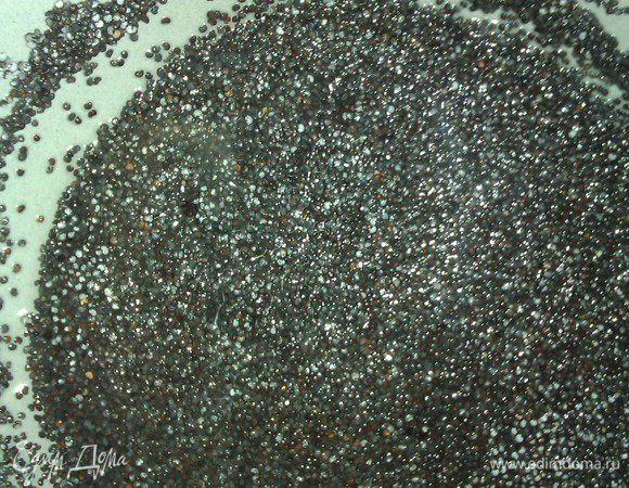 Первым делом залить мак горячей водой и оставить на час. 