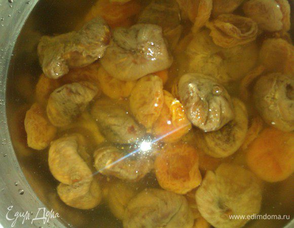 Все сухофрукты , кроме фиников, замочить в чае и оставить на минут 15. Чай у меня был горячий, черный.