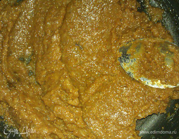 финики очистить от косточек и вместе с отжатыми сухофруктами перемолоть блендером до кашицы.
Заправить медом и специями, поместить в сотейник с водичкой. Потомить на слабом огне минут 5-7, постоянно помешивая.
Снять  с огня.