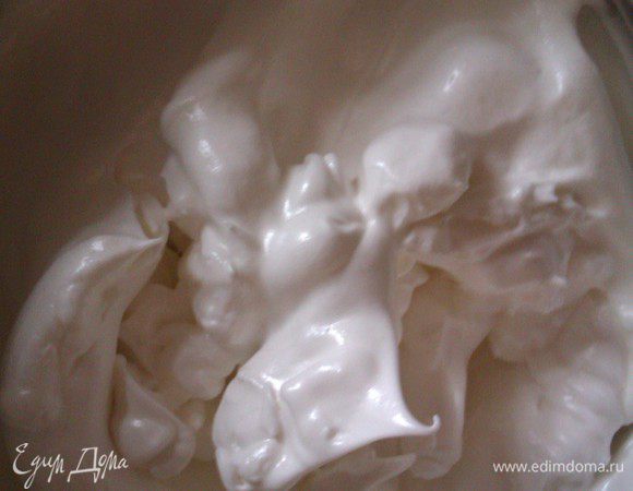 Готовим тесто.
1. Белки взбить с сахаром до состояния жесткой массы, как для безе.