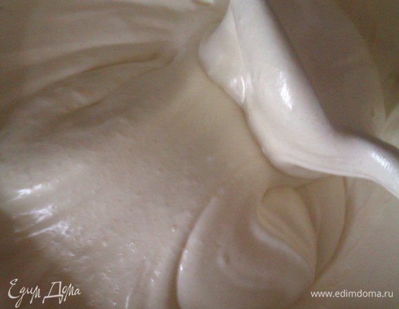 Добавить муку. Аккуратно перемшать ложкой. Масса не должна потерять объем.