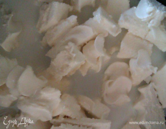 Готовим крем. 
Зефир растопить с 2 ст.л молока.