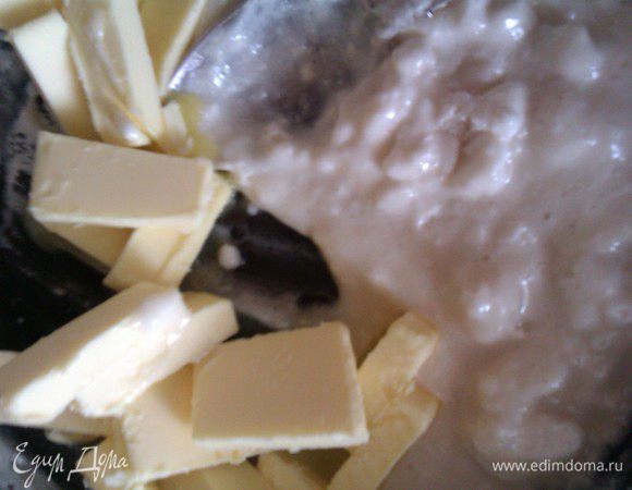 масло комнатной температуры смешать с растопленным зефиром и взбить до однородной массы.