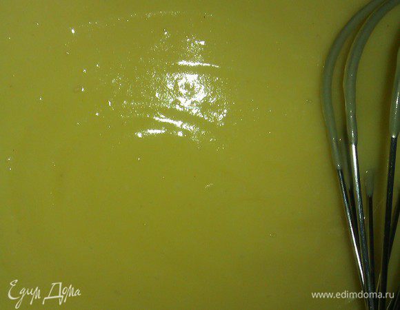 Оставшееся молоко подогреть. Желтки взбить с сахарной пудрой. Влить в горячее молоко струйкой, постоянно помешивая довести крем до загустения. Снять с огня. Остудить. Смешать с масляно-зефирной массой. Взбить и убрать в холодильник до застывания. Около часа.