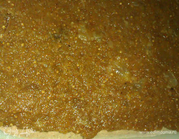 Собираем изделие.
1-й корж кисточкой, смоченной лимонным соком или лимонным соком с сахаром (если хотите), промазать. Затем выложить на корж сухофруктную кашу. Равномерно распределить по поверхности.