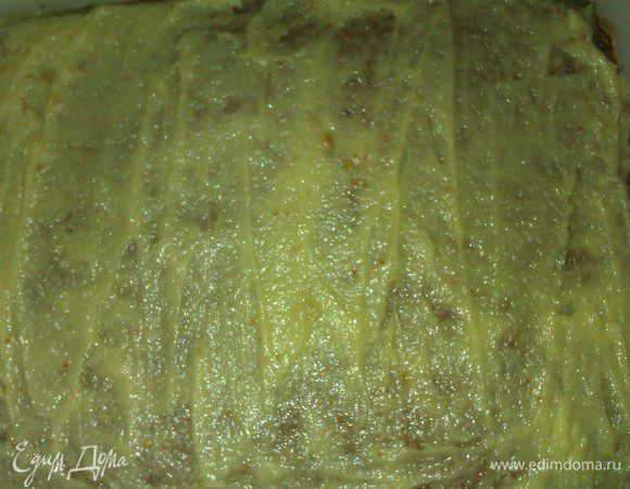 далее на кашу нанести тонким слоем небольшую часть крема - примерно 3 ст.л.