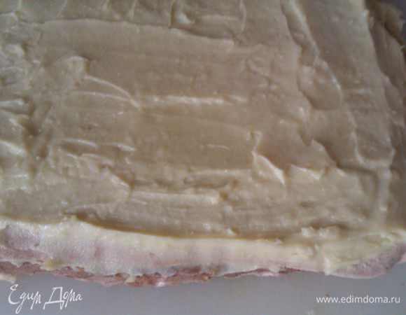 Сверху положить второй корж. Опять кисточкой, смоченной лимонным соком промазать, выложить оставшийся крем и распределить равномерно по поверхности. 