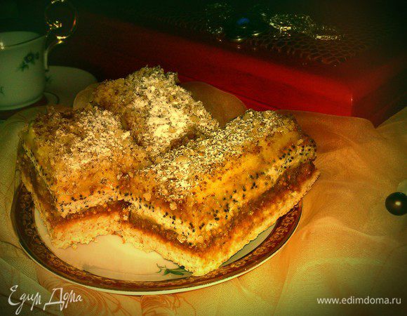 Посыпать орешками молотыми, корицей и сахарной пудрой.
Поставить в холодильник и дать пропитаться.
У меня не хватило терпения, и я начала резать на прямоугольнички сразу. Потом поняла свою ошибку. 
Убрала в холодильник и терпеливо ждала более двух часов.
Когда пропитается наше изделие, порезать на прямоугольники или оставить как есть - тортиком.
