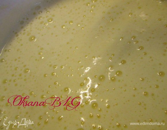 Яйца взбить с сахаром. Добавить сметану. взбить.