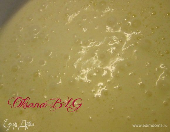 Добавить сметану. взбить.