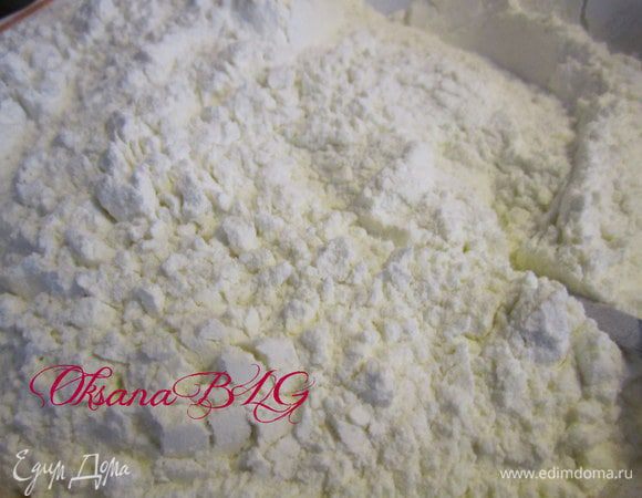 Муку, крахмал, разрыхлитель, соль смешать.