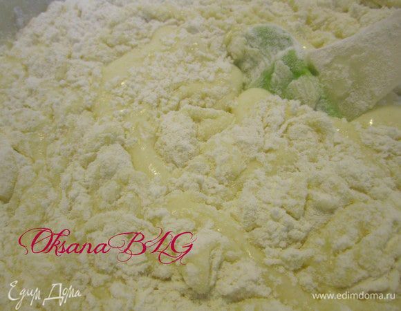 Добавить муку в яичную смесь.