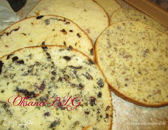 Так выпечь три коржа, каждый разрезать на 2-3 коржа.