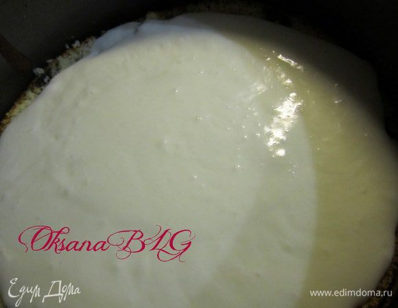 Перемазать коржи взбитыми сливками или сметаной. 