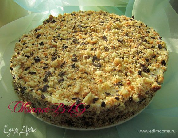 Выложить торт на блюди, покрыть взбитой сметаной или сливками. Посыпать шоколадом или бисквитными крошками.