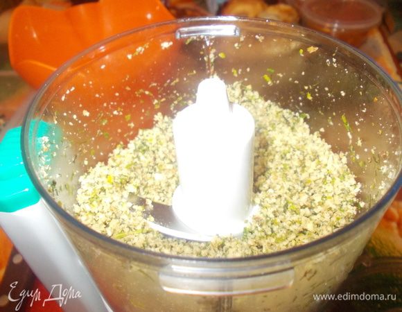 Орехи, чеснок и кинзу измельчить, смешать с мелко нарезанным луком, посолить, поперчить и полить уксусом.