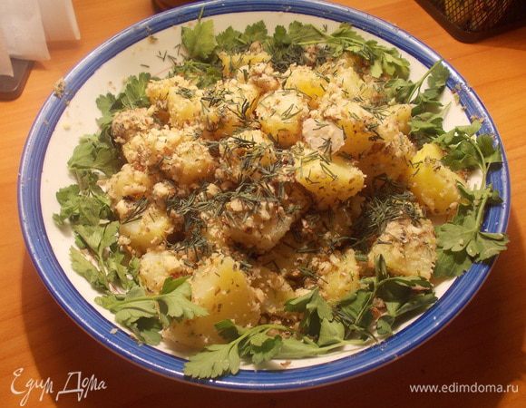 Картофель перемешать с ореховой масой, выложить на блюдо, и украсить петрушкой и укропом.