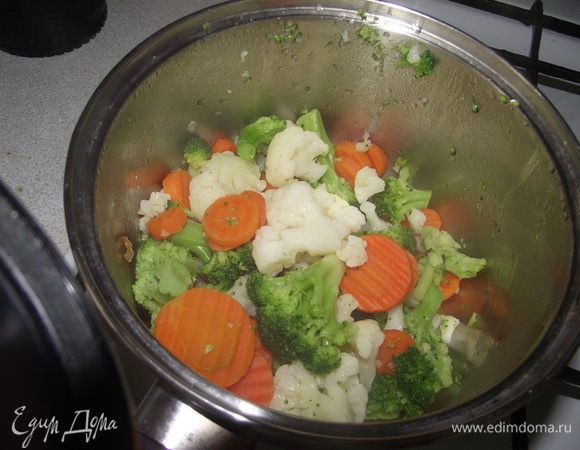 Цветную капусту разберите на соцветия.