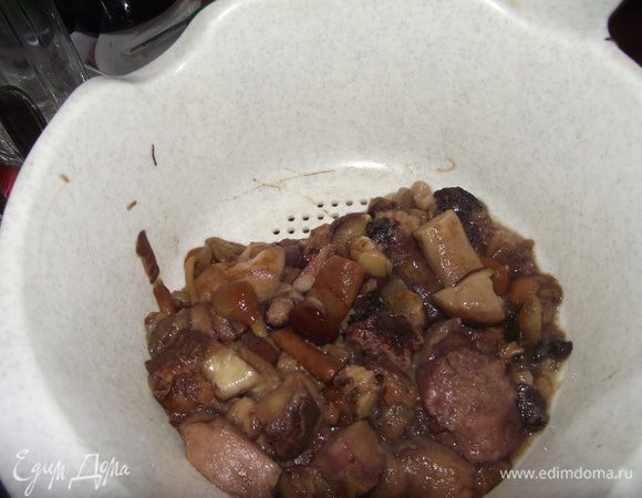 Грибы если замороженные промойте, если свежие крупно нарежьте.