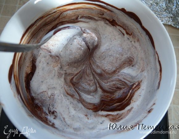 Добавить помешивая быстро сметану а то шоколад густеет. 