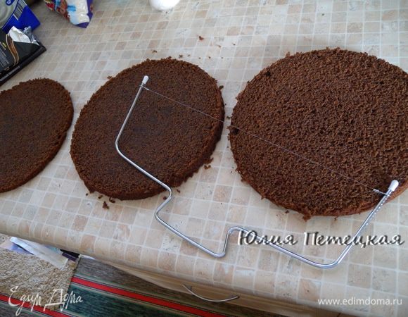 Бисквит остудить и разрезать на 3 коржа. Мне понадобилось только два. Так как заказ был на 1 кг. Правда получилось у меня 1200 г. 