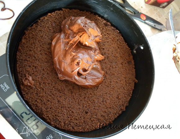 Крема получилось около 700 г. Ставлю корж на весы и наношу крем. Я так рассчитала что мне нужно будет по 200 г на корж (то есть 400) и еще 300 уйдет на украшение и бока. (если у вас торт будет высоким, то нужно в форме с боками перемазывать. А вообще торт после холодильника твердый, как сливочное масло после холодильника. Так что спокойно можно делать трехэтажный свадебный без подставки :-)