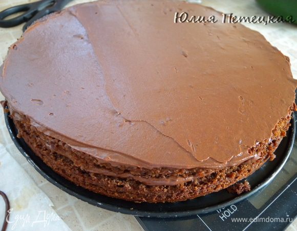 Второй корж, крем... И разровнять... 