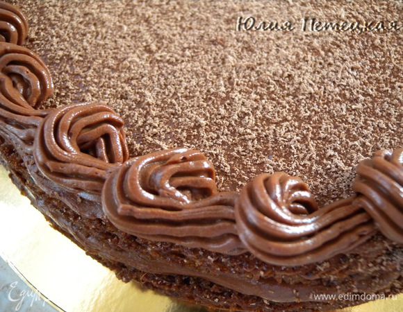 Оставшийся крем тоже поставить в холодильник и проверять через каждую минуту его состояние. Нужно, чтобы крем (тот, что остался в мисочке) стал затвердевать. Его нужно перемешивать, чтобы он затвердевал равномерно. Когда вы увидите, что его можно переложить в кондитерский шприц или мешочек и его получится отсадить - использовать его. то есть сделать рюшики на края торта. Если вы сделаете это из "мягкого крема" рюши могут потерять форму. 