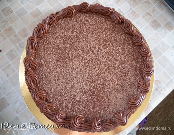 Оставшимся кремом смазать бока торта. Пройтись вилкой (полосочки). Отправить опять  в холодильник. 