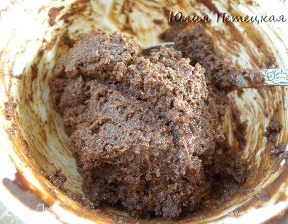 Из оставшегося бисквита (и немного крема) сделать "тесто"