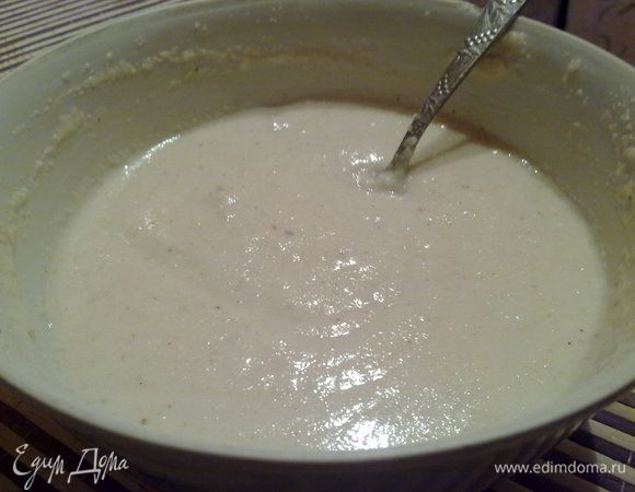 Смешать манку, дрожжи, сахар, ванилин, добавить воду. Тесто получается консистенции  не густой сметаны. 