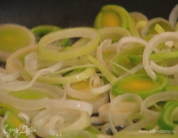 Разогреть в сковороде оливковое и сливочное масло и слегка обжарить лук-порей.