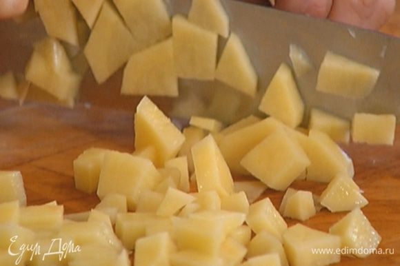 Картофель почистить и нарезать маленькими кубиками или натереть на крупной терке. Добавить к бекону с луком.