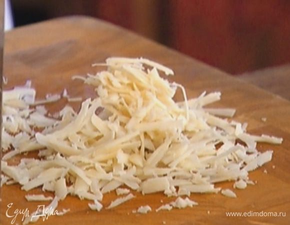 Сыр натереть на крупной терке.
