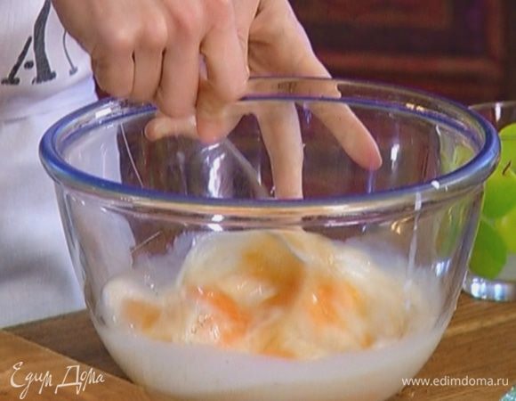 Яйца с молоком взбить вилкой, посолить, поперчить.