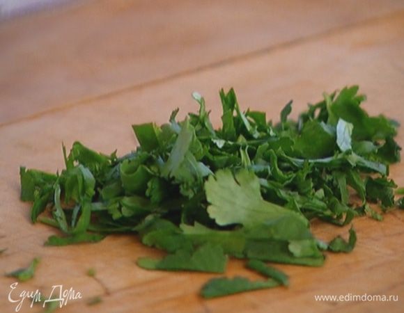 Кинзу мелко порубить и посыпать готовый омлет.