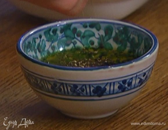 Приготовить заправку: соединить 3 ст. ложки оливкового масла с 1 ст. ложкой бальзамического уксуса, посолить, поперчить и перемешать.