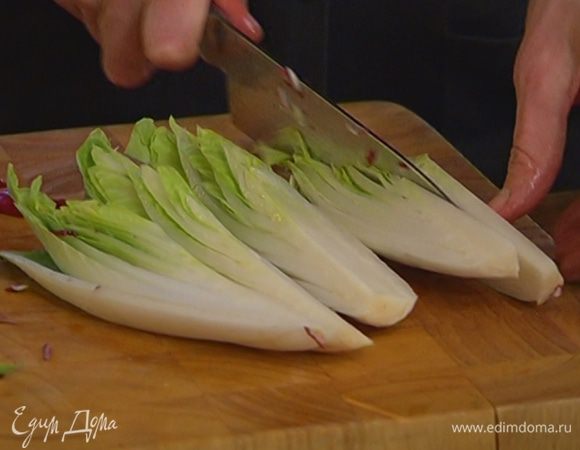 Цикорий разрезать вдоль на 4–5 частей с кусочком кочерыжки каждая. 