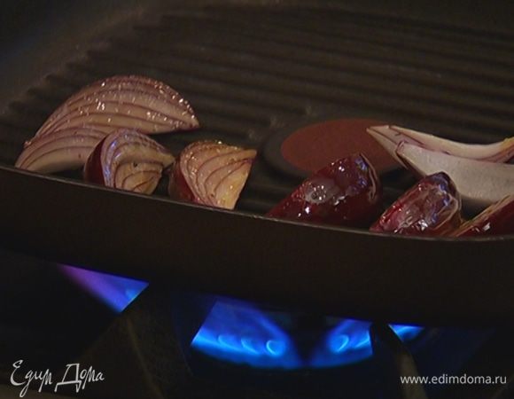 Лук и радиккио сбрызнуть оливковой заправкой и обжарить.