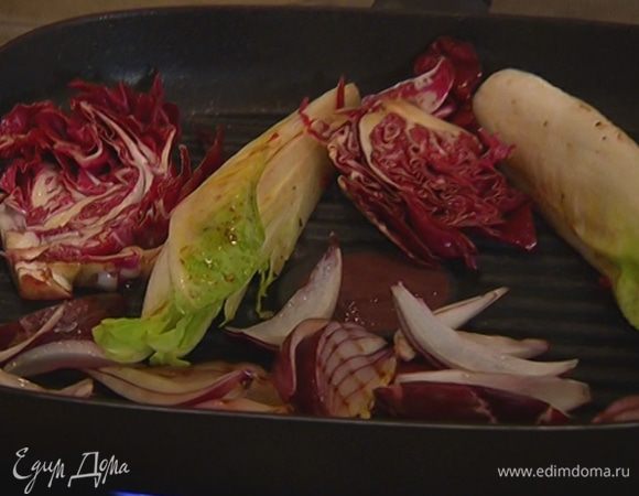 Цикорий слегка полить заправкой, отправить в сковороду к овощам и обжарить.