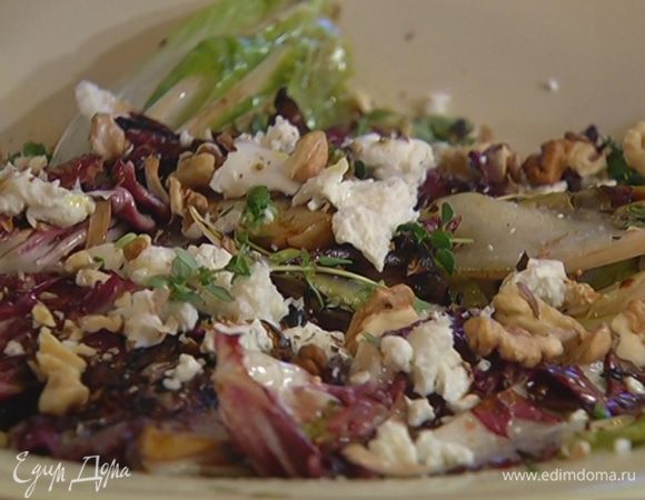 Разложить овощи на блюде, сверху покрошить руками козий сыр, посыпать все листьями тимьяна, сбрызнуть оставшимся оливковым маслом и бальзамическим уксусом, поперчить, посолить и посыпать орехами.