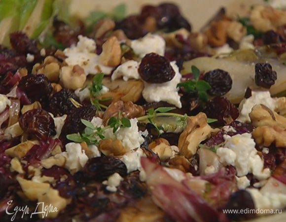 Изюм слегка отжать от коньяка и выложить на салат.