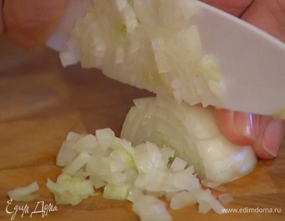Лук почистить и мелко порубить.
