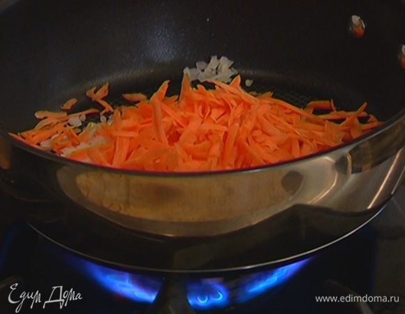 Разогреть в глубокой сковороде 1 ст. ложку оливкового масла, выложить лук и морковь.