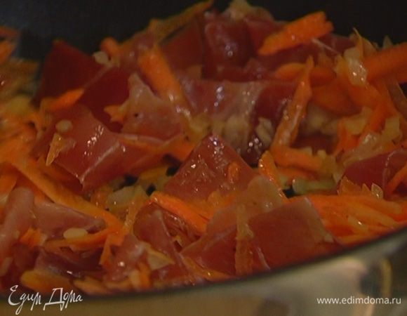 Ветчину нарезать тонкими полосками, добавить к луку с морковью и обжаривать все до готовности лука.